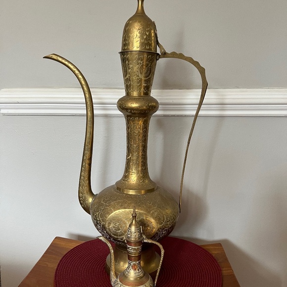 Extra large brass pitcher - Picture 2 of 9